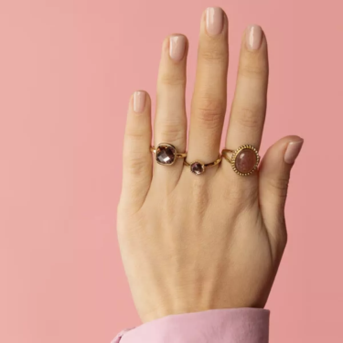 My Bendel Ring donkerroze glassteen | Goud 2 My Bendel My Bendel Ring donkerroze glassteen | Goud