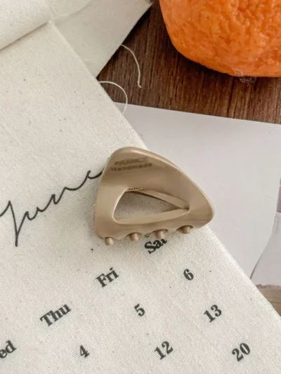 Yehwang Yehwang Mini triangle haar knip | Bruin dessin