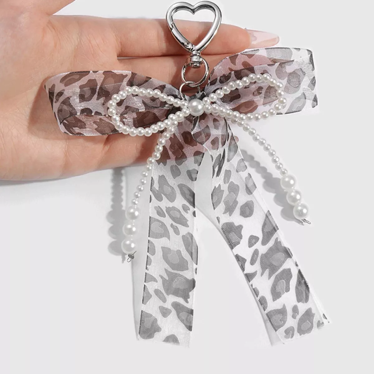 Manoon Eenvoudige Retro strik hanger | Wit 2 Manoon Manoon Eenvoudige Retro strik hanger | Wit