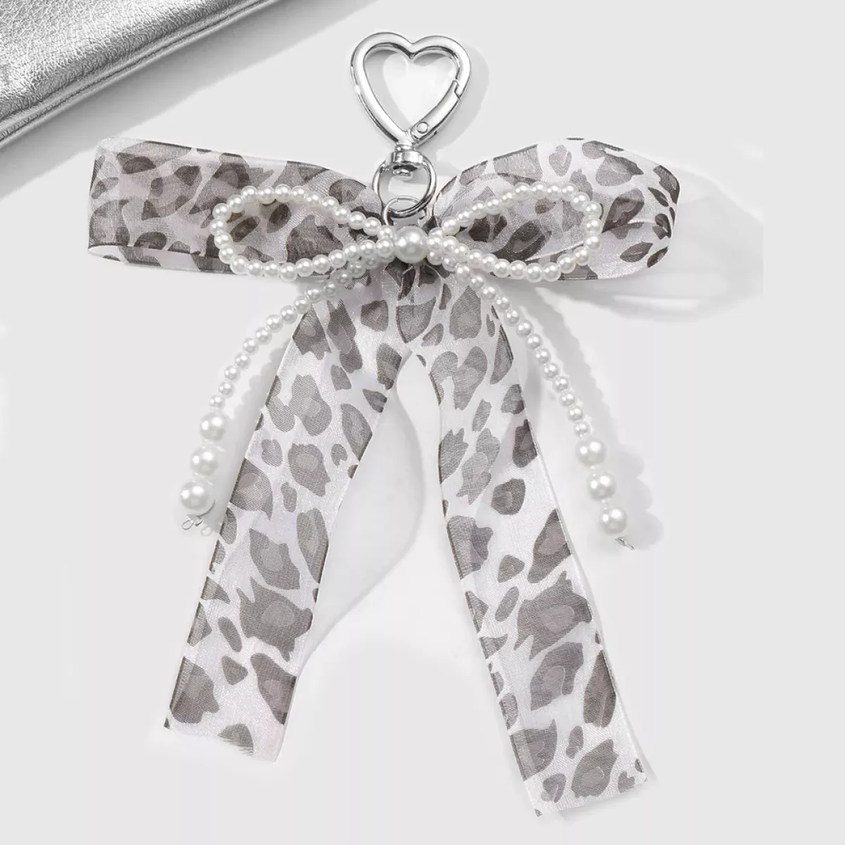 Manoon Eenvoudige Retro strik hanger | Wit 1 Manoon Manoon Eenvoudige Retro strik hanger | Wit