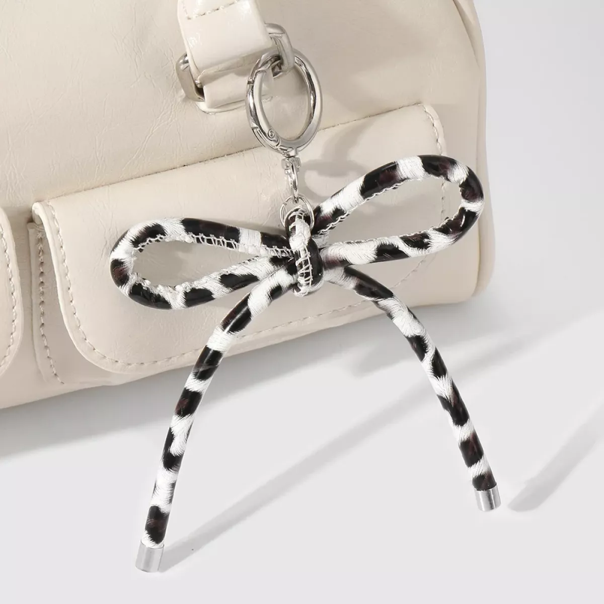 Manoon Strikknoop koe tasbedel | Wit 2 Manoon Manoon Strikknoop koe tasbedel | Wit