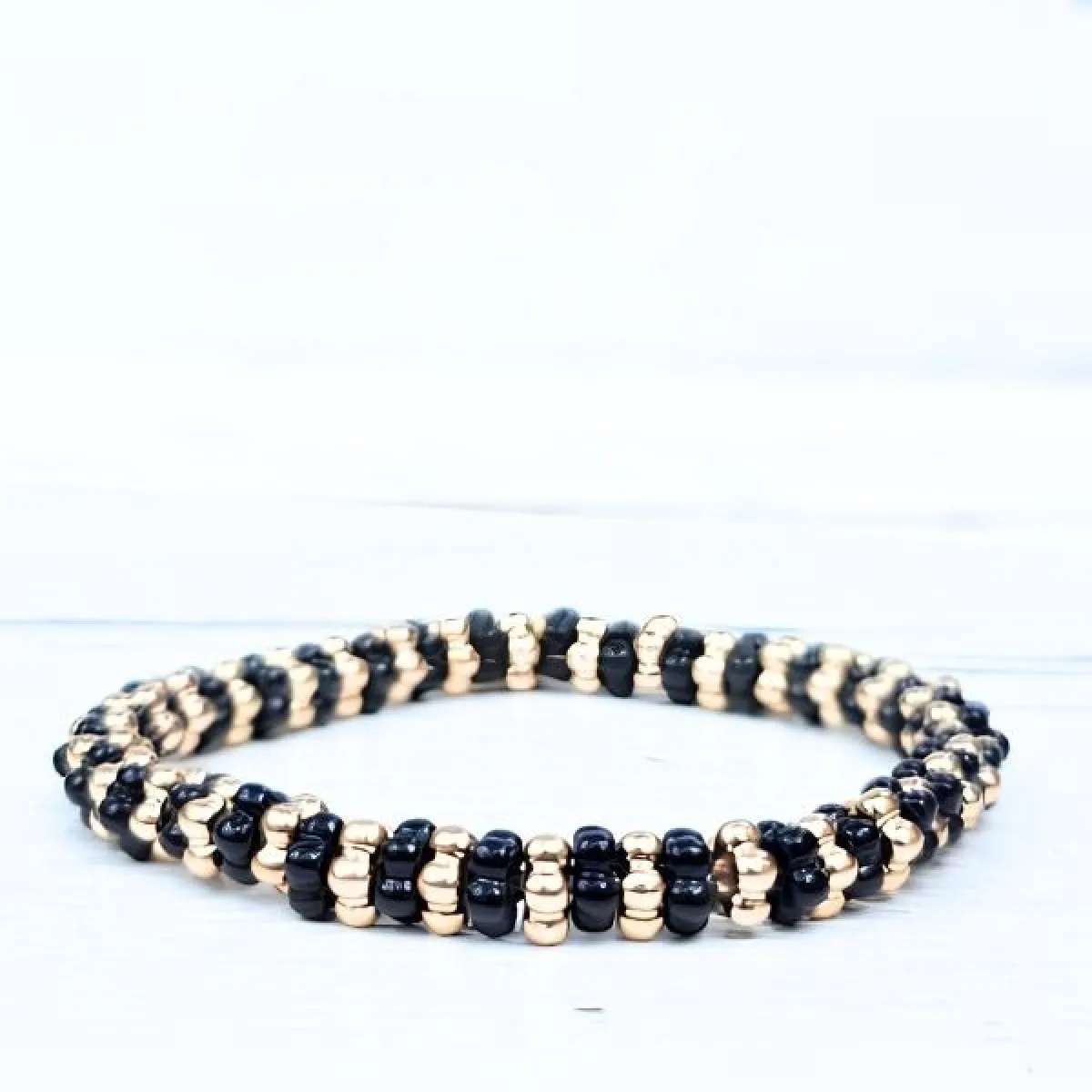 LabelSix Kralenarmband black flower | Goud 1 LabelSix LabelSix Kralenarmband black flower | Goud