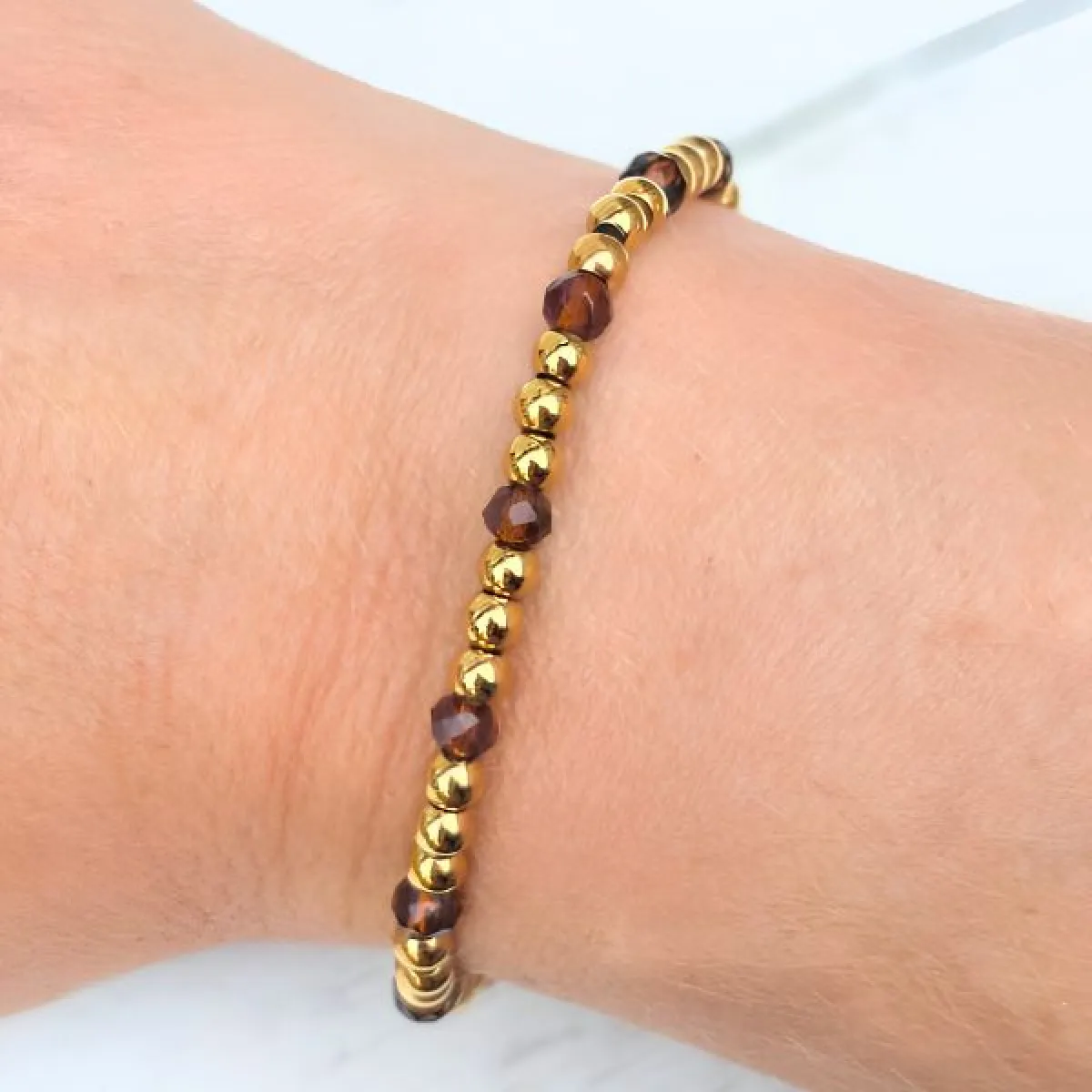 LabelSix Kralenarmband Brown Facet | Goud 2 LabelSix LabelSix Kralenarmband Brown Facet | Goud