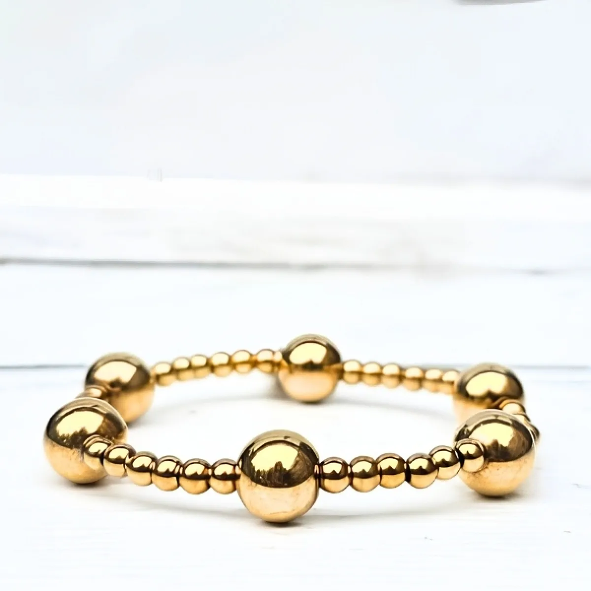 LabelSix Kralenarmband Dots | Goud 1 LabelSix LabelSix Kralenarmband Dots | Goud