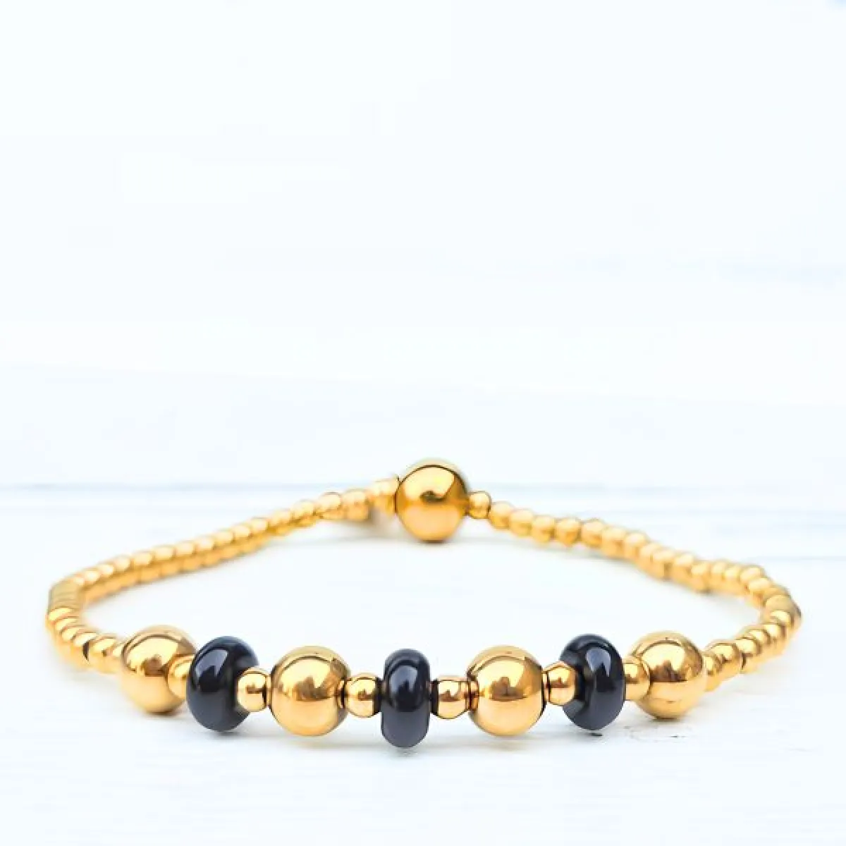 LabelSix Kralenarmband Triple Black | Goud 1 LabelSix LabelSix Kralenarmband Triple Black | Goud