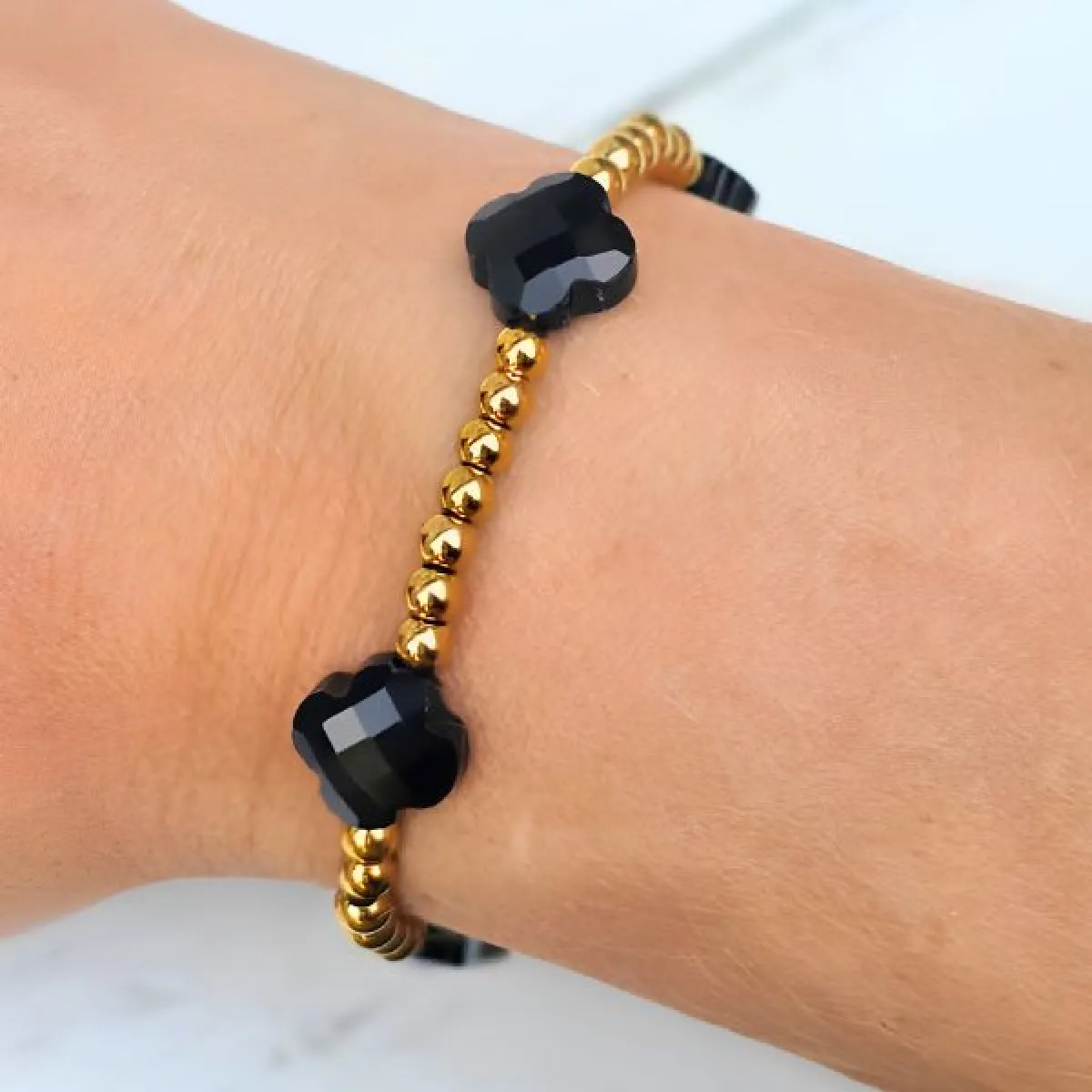 LabelSix Kralenarmband Zwarte Klaver | Goud 2 LabelSix LabelSix Kralenarmband Zwarte Klaver | Goud