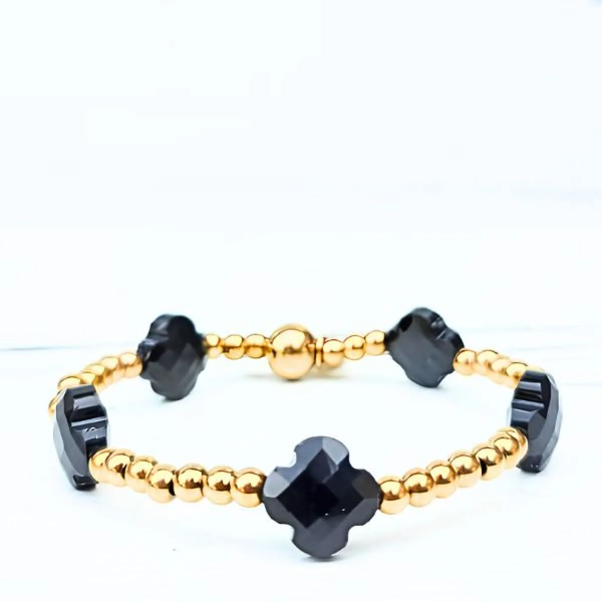 LabelSix Kralenarmband Zwarte Klaver | Goud 1 LabelSix LabelSix Kralenarmband Zwarte Klaver | Goud