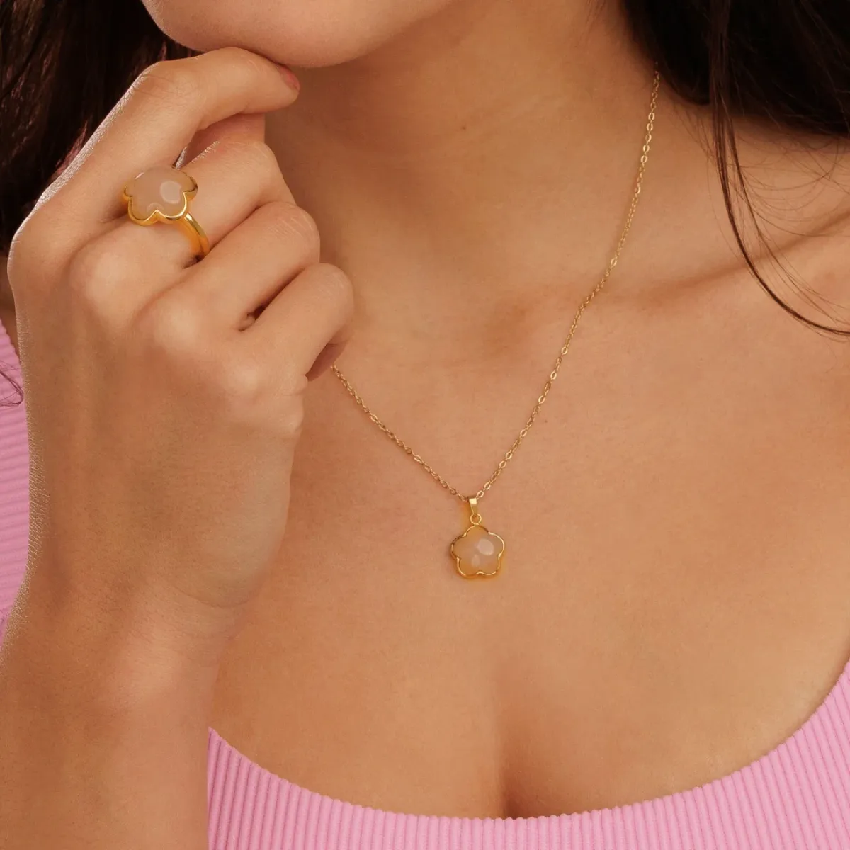 My Bendel Ketting Rose Quartz Bloem | Goud 2 My Bendel My Bendel Ketting Rose Quartz Bloem | Goud