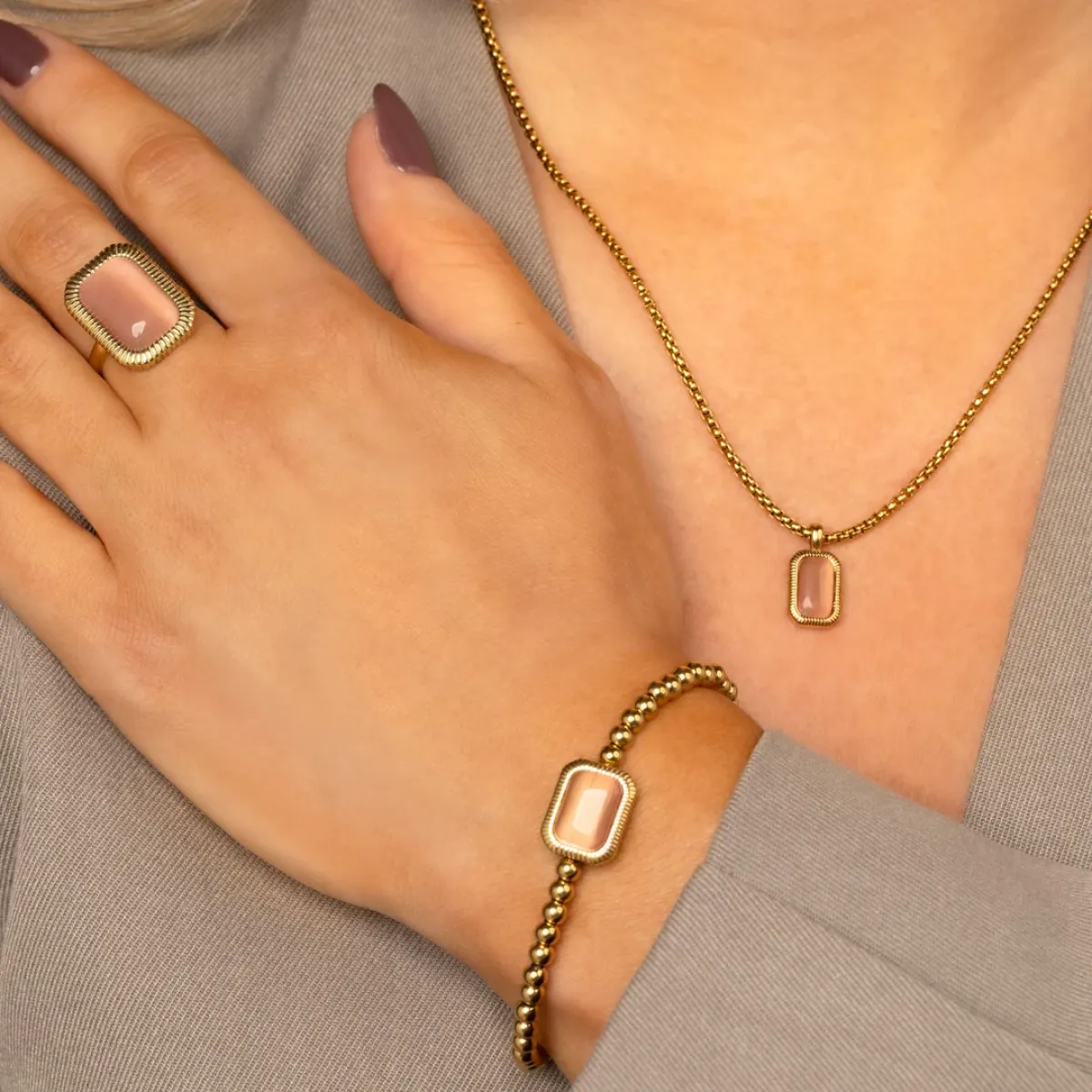 My Bendel Ring Rechthoekig PinkMoonstone | Goud 2 My Bendel My Bendel Ring Rechthoekig PinkMoonstone | Goud