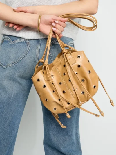 Yehwang Yehwang Schoudertas met studs | Bruin